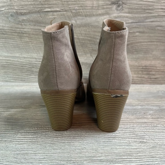 Banana Republic ankle beige heeled booties size 7. Well worn, please see photos. - Picture 6 of 12
